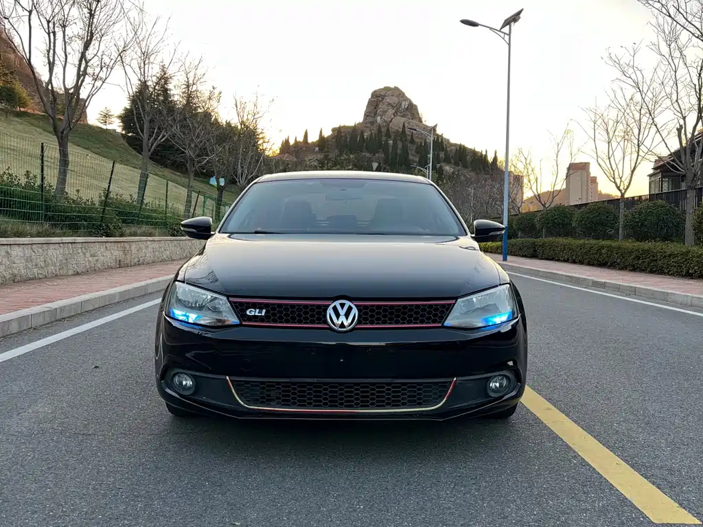 VOLKSWAGEN SAGITAR 2015